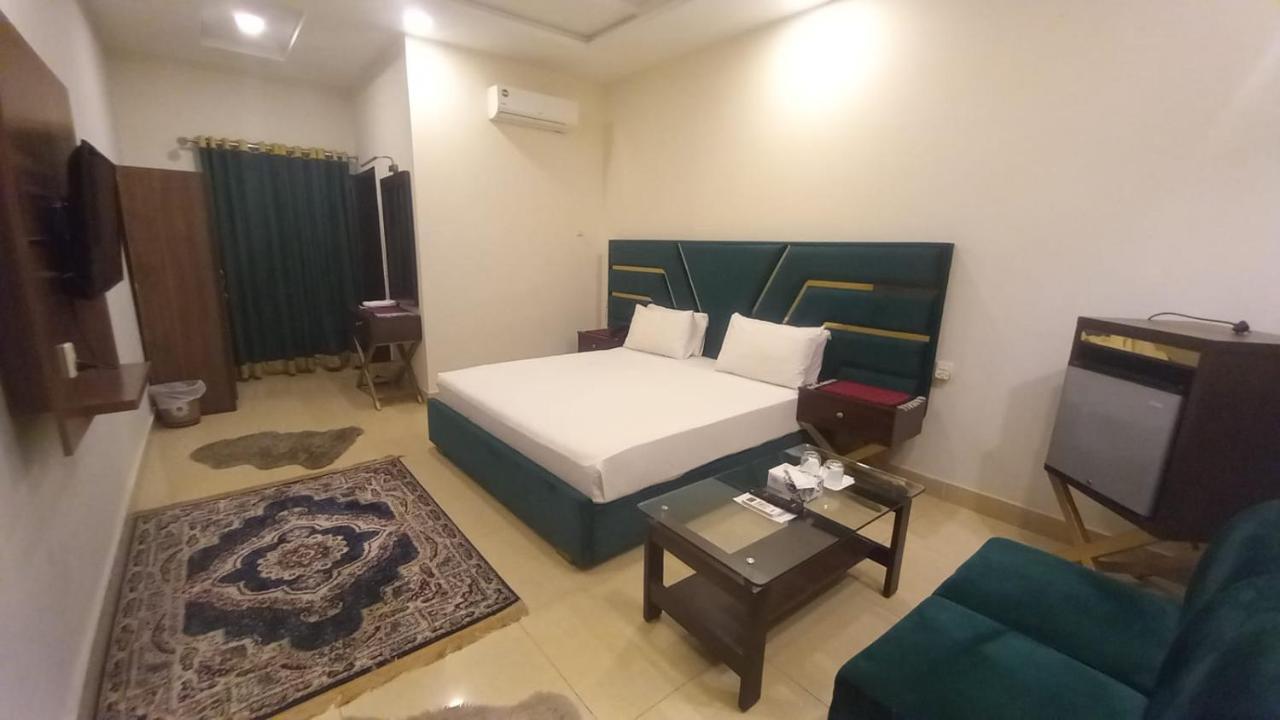 Royalton Inn Hotel - Gulberg Лахор Экстерьер фото